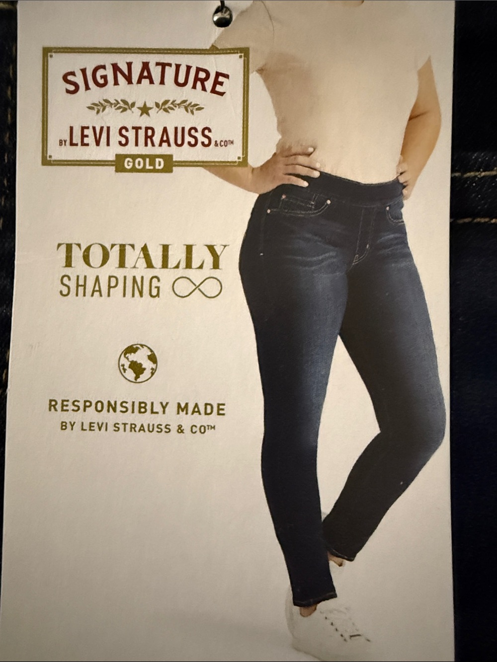 NWT Signature by Levi Strauss Dark Blue Totally Shaping pull on Jeans 27& 28